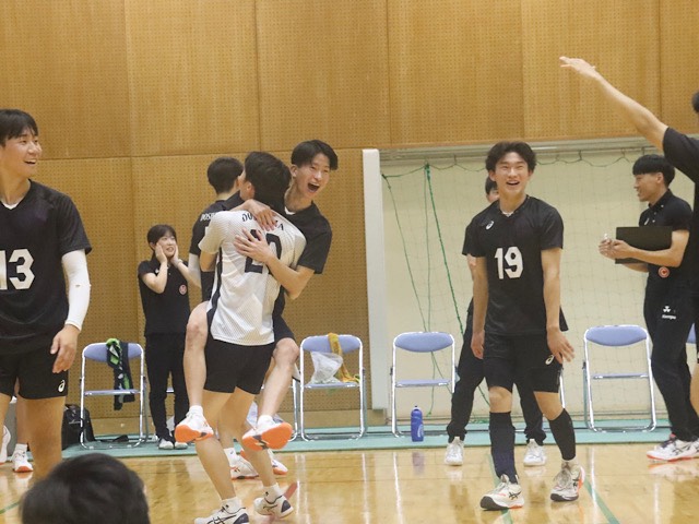 【バレーボール部男子】接戦制し、待望の白星獲得